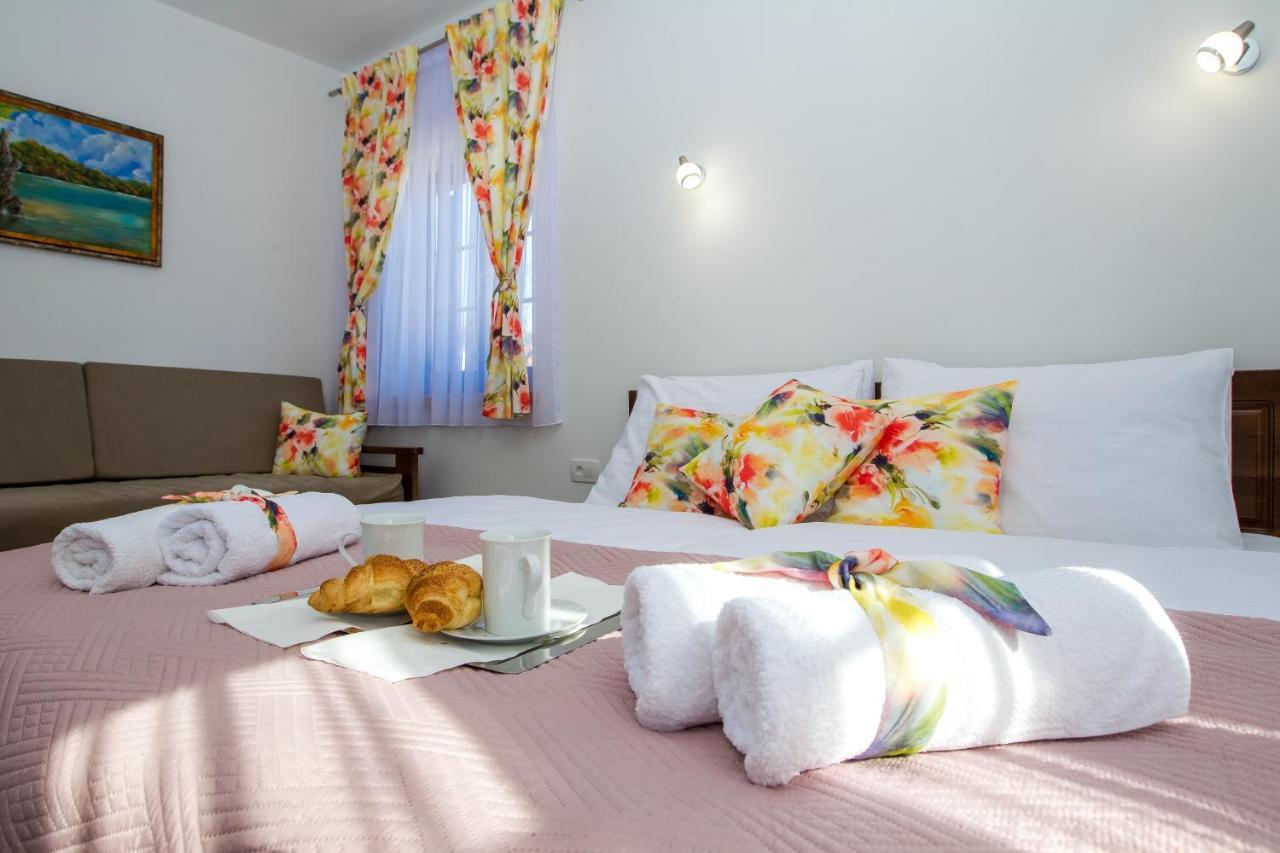 B&B Lady Of The Lake Jezerce Bagian luar foto