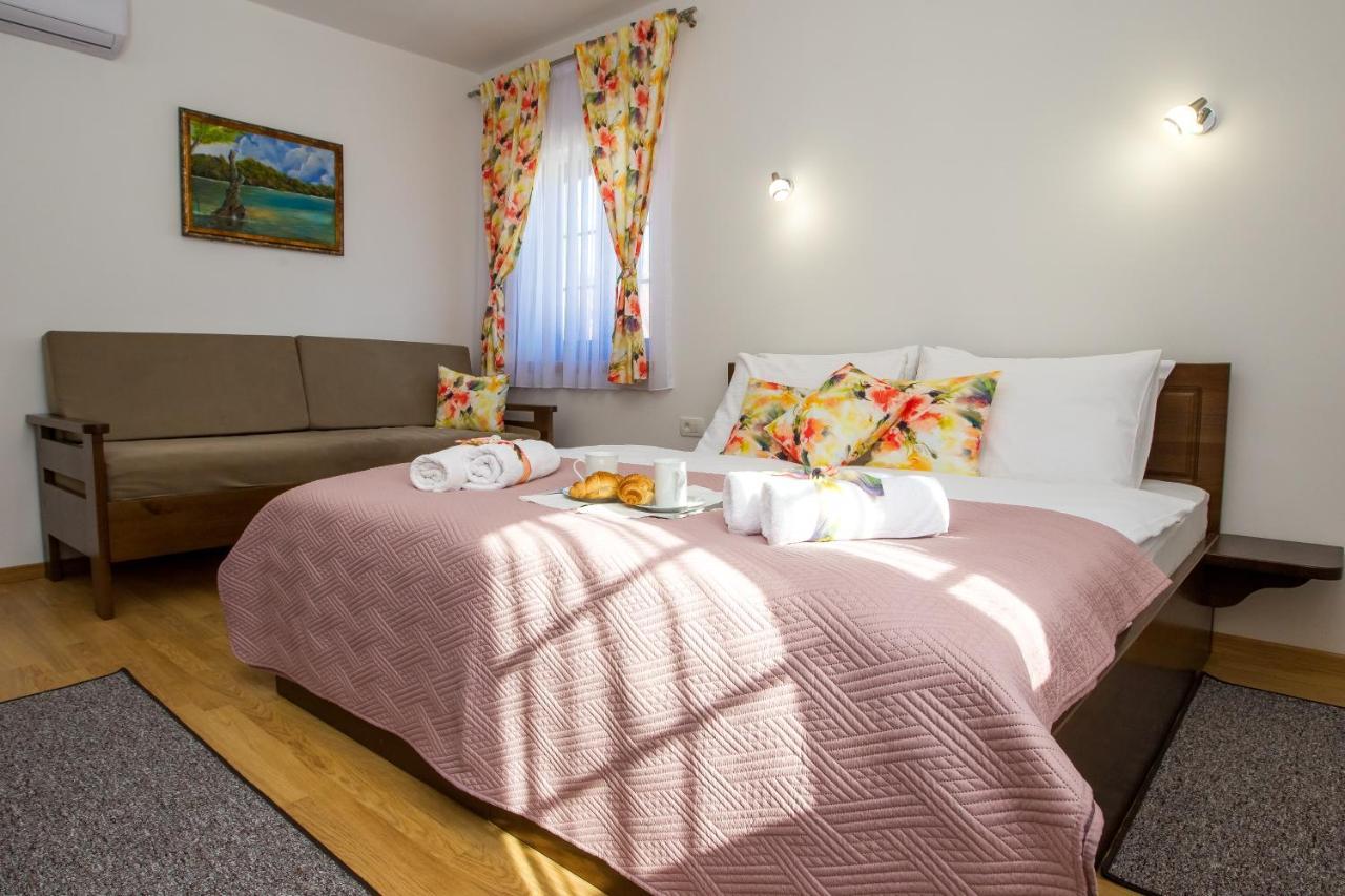 B&B Lady Of The Lake Jezerce Bagian luar foto