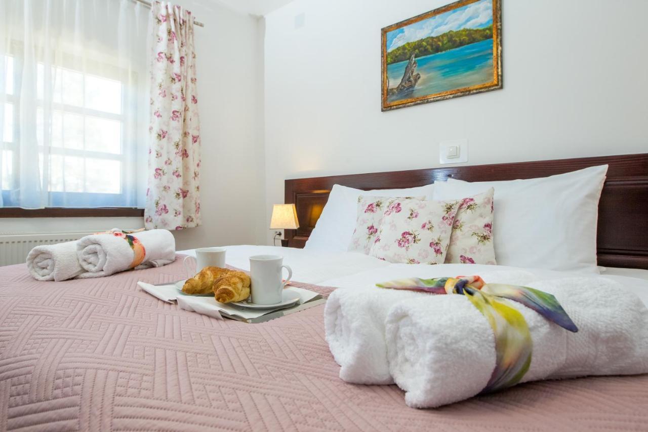 B&B Lady Of The Lake Jezerce Bagian luar foto