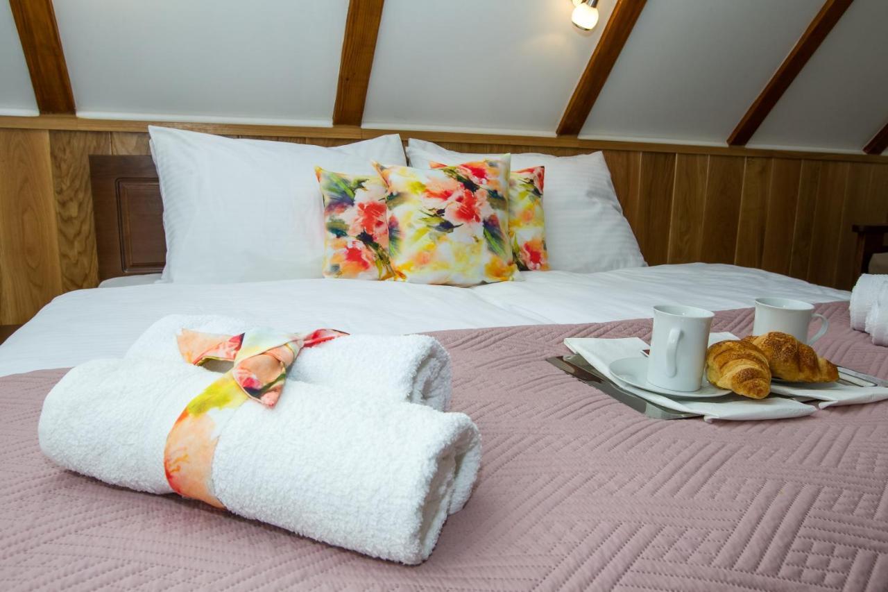 B&B Lady Of The Lake Jezerce Bagian luar foto