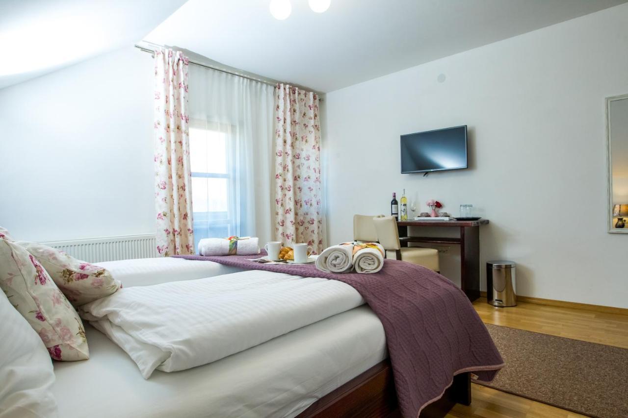 B&B Lady Of The Lake Jezerce Bagian luar foto