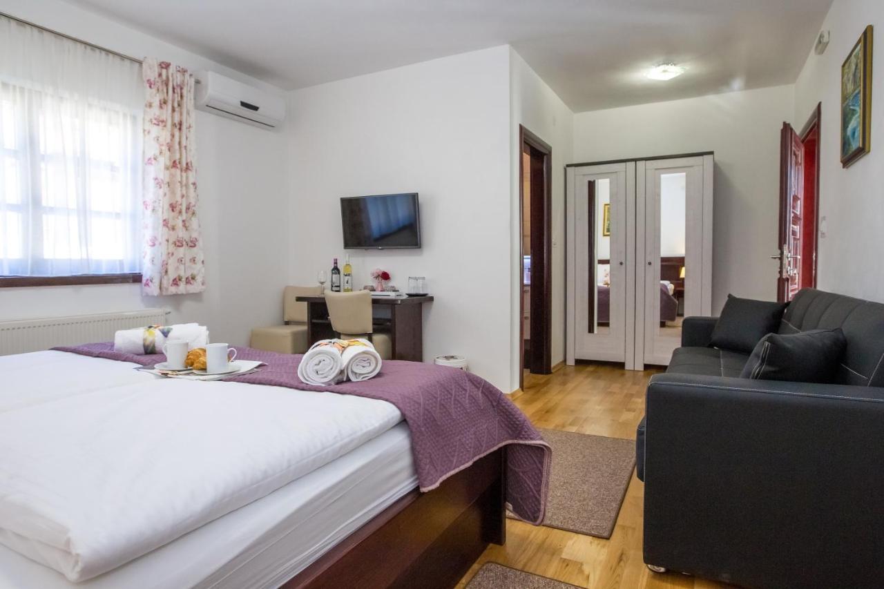 B&B Lady Of The Lake Jezerce Bagian luar foto