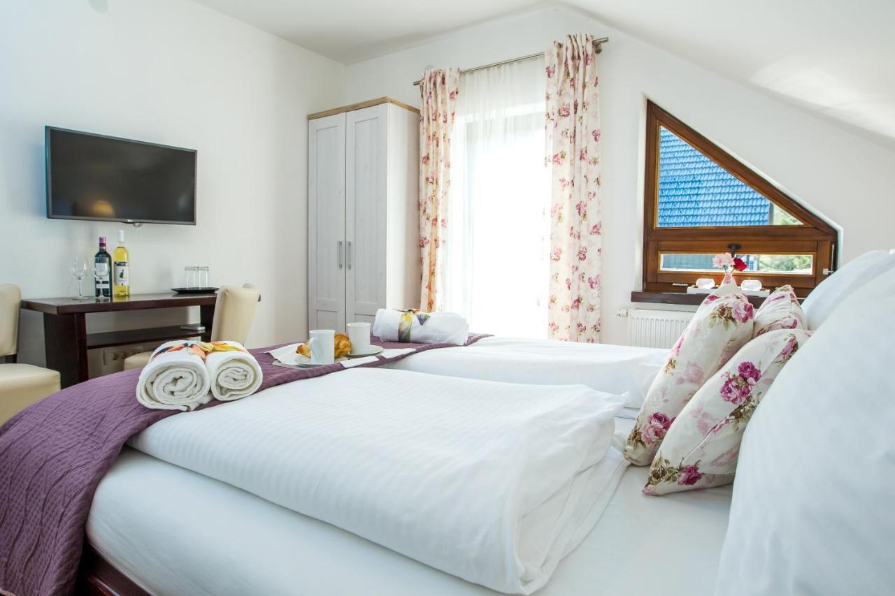 B&B Lady Of The Lake Jezerce Bagian luar foto